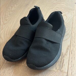 Kids size 13 Black Slip-On Sneakers
